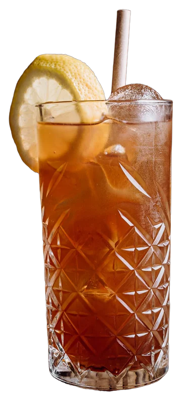 Glas mit rotbraunem Eistee, Eiswürfel und Zitronenscheibe am Rand