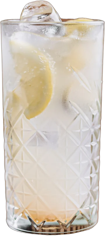 Yuzu-Limonade im geschliffenen Glas mit Zitronenscheiben und Eis