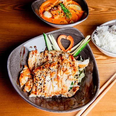 Cơm cari đỏ mit gegrilltem Huhn, rotem Curry und Reis