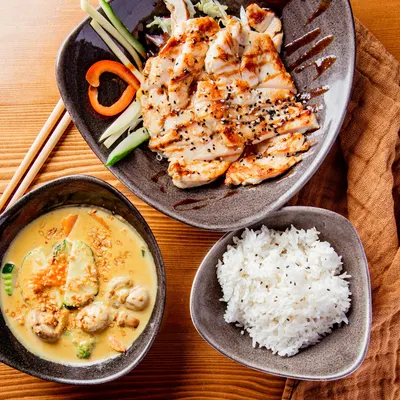 Cơm xốt lạc mit gegrilltem Huhn, Erdnusscurry und Reis