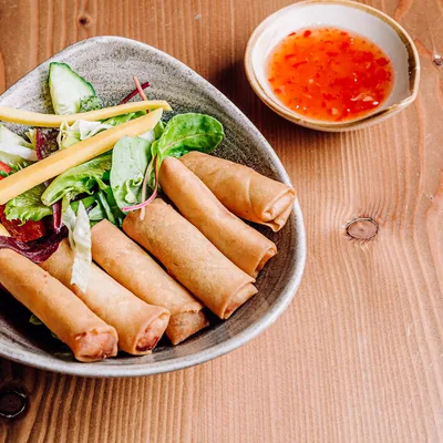 Vegetarische Frühlingsrollen mit Salat und süß-scharfer Soße