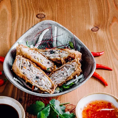 Nem rán thịt, aufgeschnittene Frühlingsrollen mit Huhn und Dips