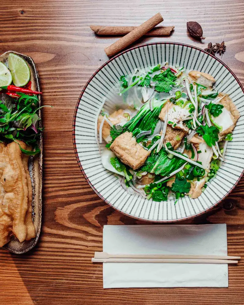 Phở chay mit Tofu und Pilzen, von oben fotografiert