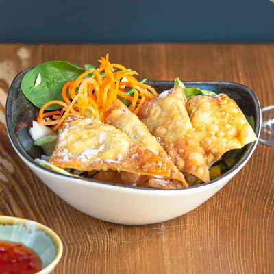 Frittierte Wantan mit Salat und süß-saurer Soße